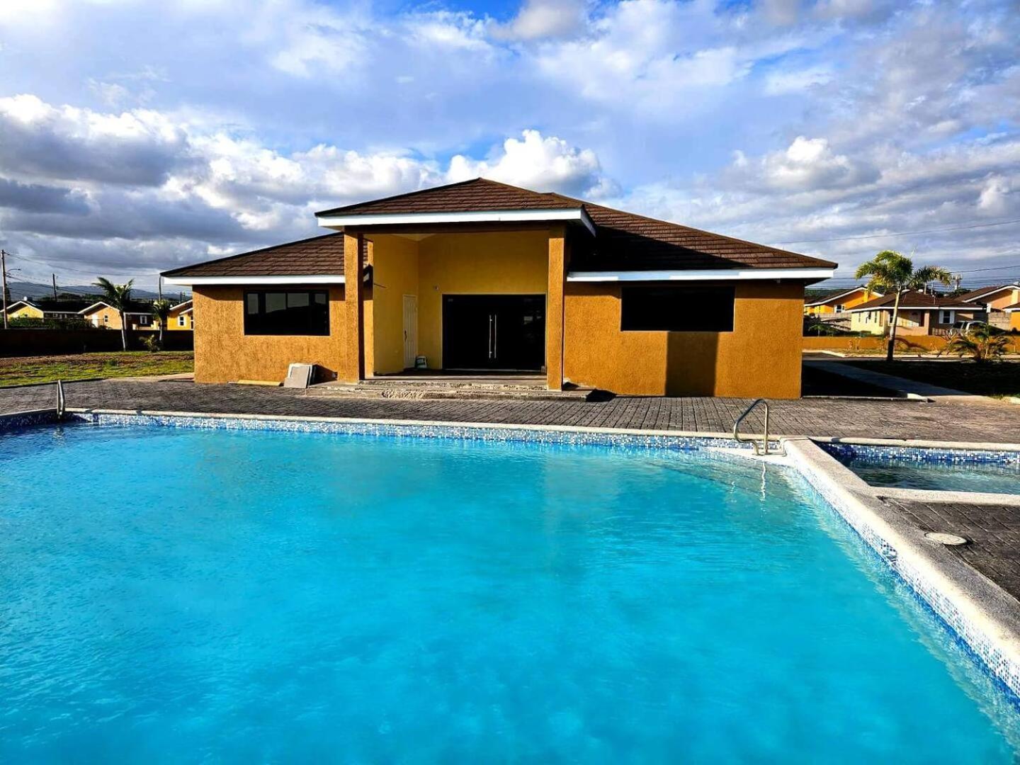 Bellarose At Colbeck ,Gated With Pool, Stylishly Modern Villa Old Harbour Ngoại thất bức ảnh